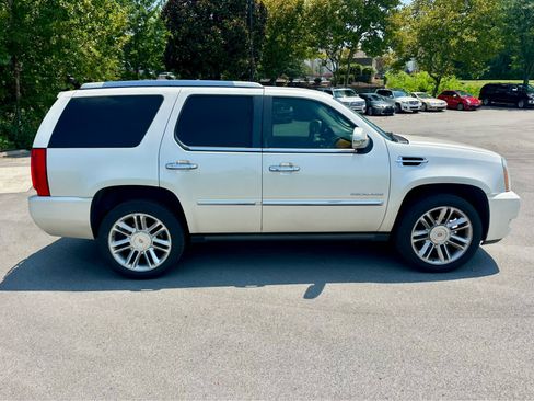 Used 2012 Cadillac Escalade Platinum RWD image 4