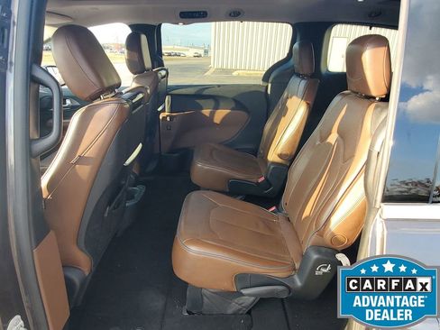 Used 2018 Chrysler Pacifica Limited w/ Tire & Wheel Group image 24