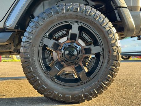 Used 2018 Jeep Wrangler Unlimited Sahara w/ Safety Group AWD/4WD image 16
