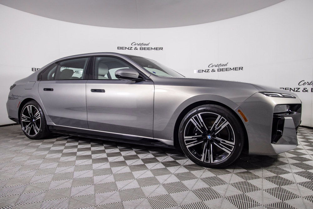 Used 2023 BMW i7 xDrive60 w/ Parking Assistance Package AWD/4WD image 2
