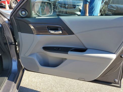 Used 2017 Honda Accord EX-L image 38
