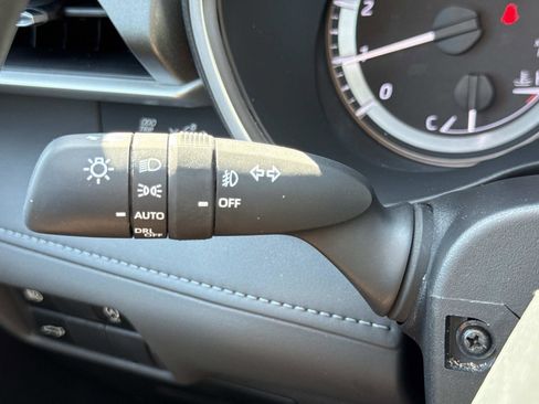 Used 2023 Toyota Highlander XLE image 10