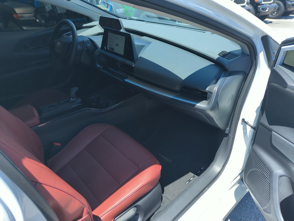 Used 2025 Toyota Prius LE FWD image 32