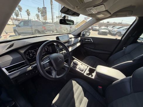 Used 2023 Mitsubishi Outlander SE image 11