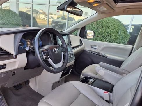 Used 2018 Toyota Sienna XLE w/ XLE Navigation Package image 20
