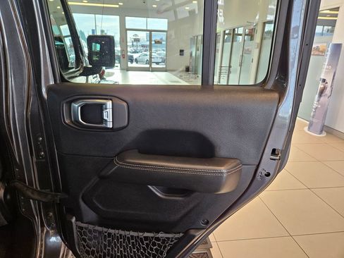 Used 2018 Jeep Wrangler Unlimited Sahara image 28
