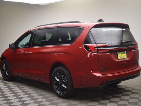 New 2027 Chrysler Pacifica Select AWD/4WD image 12