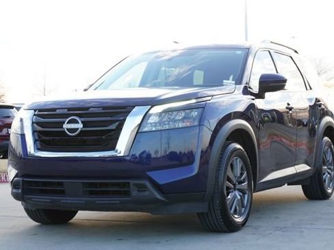 Used 2024 Nissan Pathfinder SV image 3