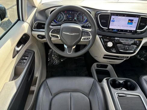 Used 2024 Chrysler Pacifica Touring-L image 20