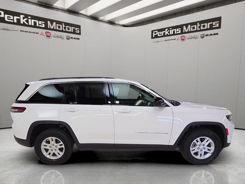 Used 2024 Jeep Grand Cherokee Laredo AWD/4WD image 6