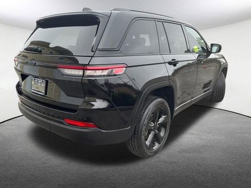 Used 2025 Jeep Grand Cherokee Altitude AWD/4WD image 15