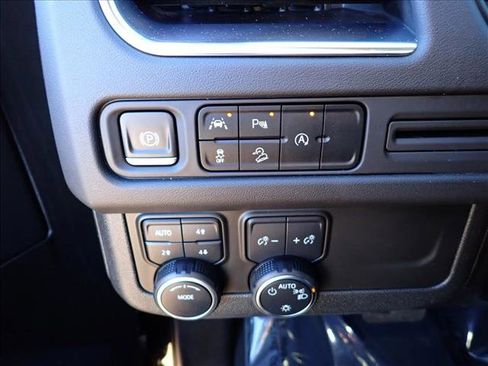 Used 2023 Chevrolet Suburban Premier image 18