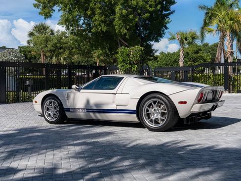 Used 2005 Ford GT RWD image 8