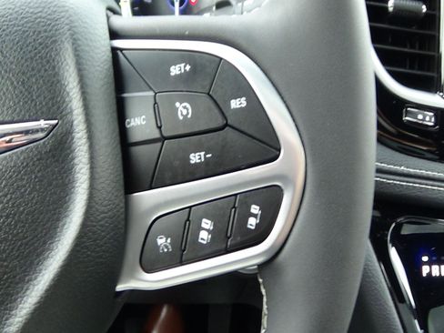 Used 2026 Chrysler Pacifica Limited FWD image 27