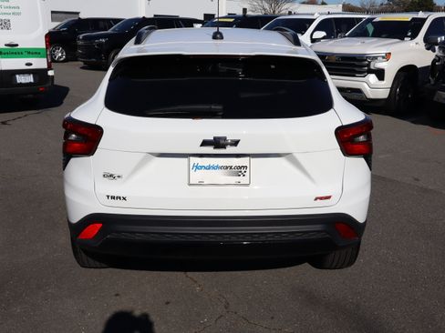 Certified 2024 Chevrolet Trax RS w/ Driver Confidence Package image 9