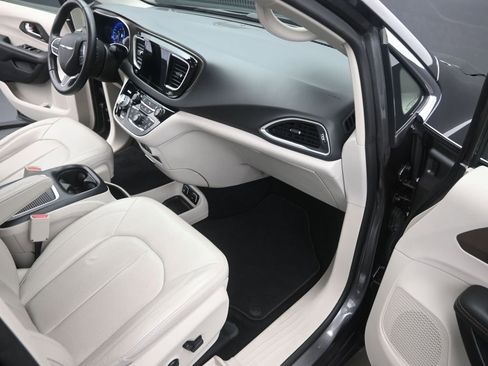 Used 2018 Chrysler Pacifica Touring-L Plus w/ Tire & Wheel Group image 17