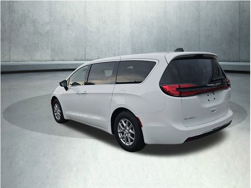 New 2026 Chrysler Pacifica Select image 3