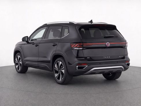 Used 2026 Volkswagen Taos SE AWD/4WD image 3