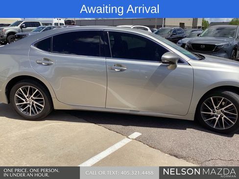 Used 2017 Lexus ES 350 w/ Navigation System Package image 4