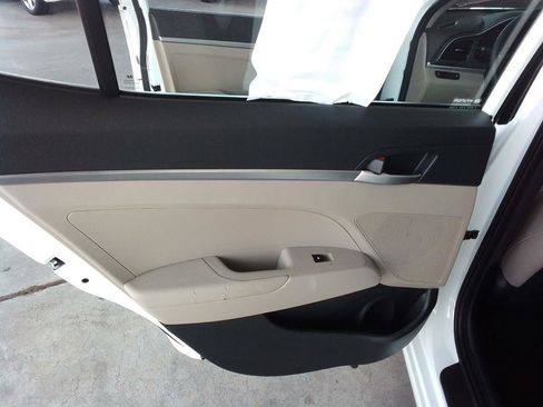 Used 2019 Hyundai Elantra SE FWD image 16