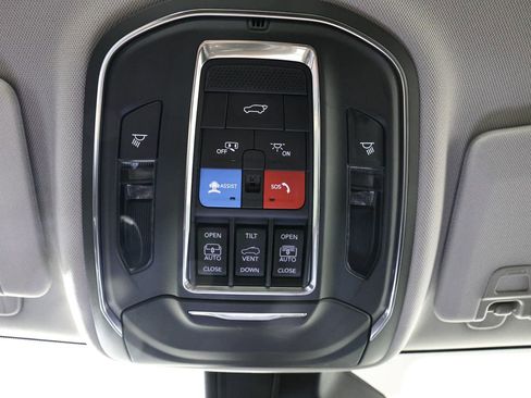 Used 2023 Jeep Grand Cherokee Limited image 11