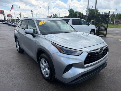 Used 2023 Toyota Highlander L FWD image 3