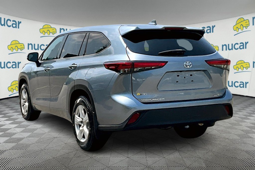 Used 2021 Toyota Highlander LE AWD/4WD image 4