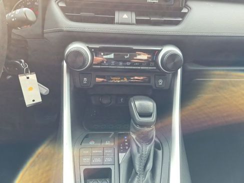 Used 2021 Toyota RAV4 LE image 19