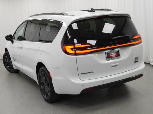 New 2027 Chrysler Pacifica Select AWD/4WD image 12