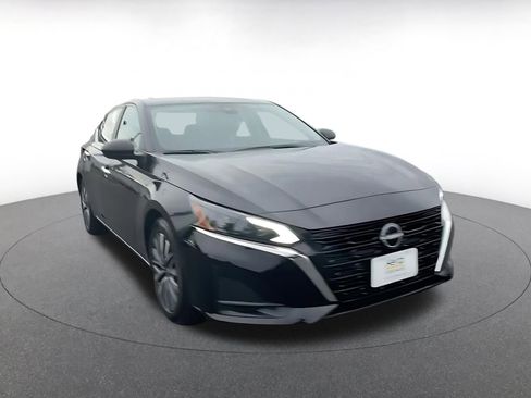 Used 2025 Nissan Altima 2.5 SV image 3