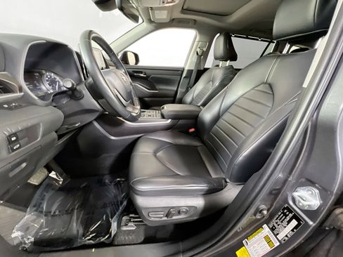 Used 2022 Toyota Highlander XLE image 19