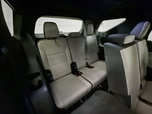 Used 2025 Chevrolet Traverse LT w/ LPO, Floor Liner Package FWD image 33