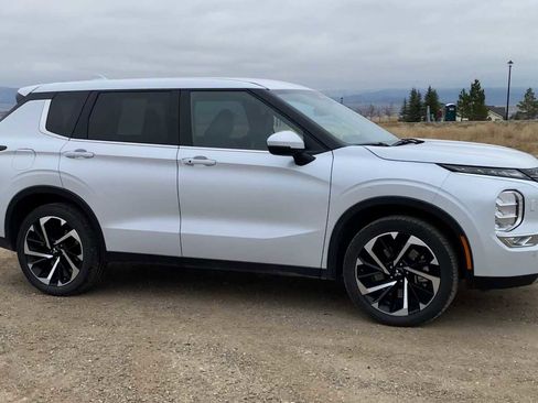 Used 2024 Mitsubishi Outlander SE image 2