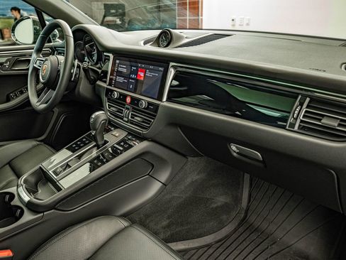Certified 2025 Porsche Macan AWD/4WD image 38