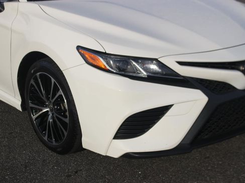 Used 2018 Toyota Camry L image 9