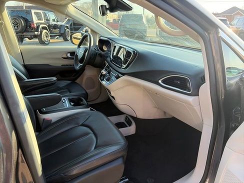 Used 2023 Chrysler Pacifica Touring-L image 32
