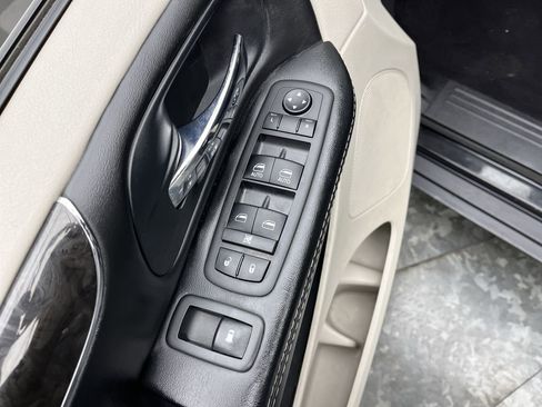 Used 2015 Chrysler Town & Country Touring image 7