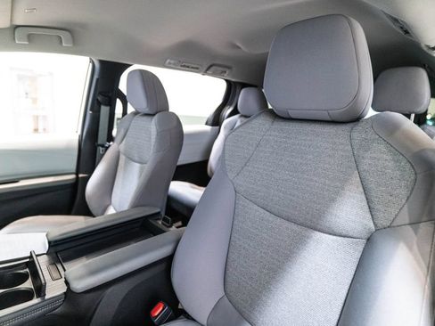 Certified 2025 Toyota Sienna LE FWD image 6