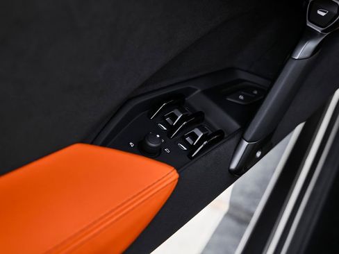 Used 2024 Lamborghini Revuelto AWD/4WD image 39