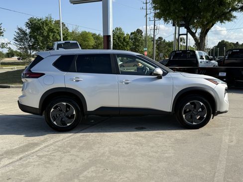 Used 2025 Nissan Rogue SV image 3