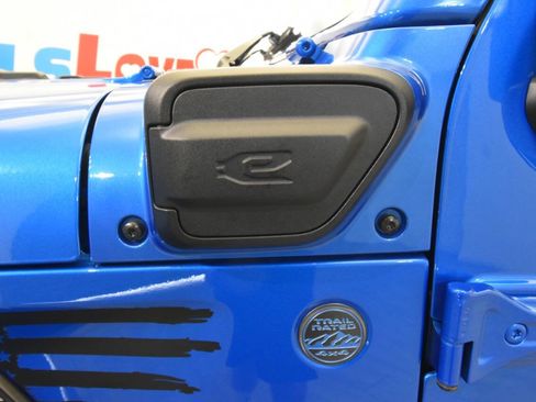 Used 2024 Jeep Wrangler Unlimited w/ Convenience Group AWD/4WD image 10