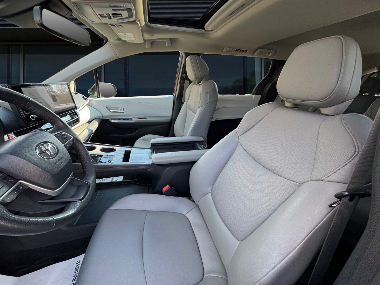 Used 2025 Toyota Sienna XLE AWD/4WD image 2