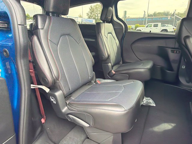 New 2027 Chrysler Pacifica Select AWD/4WD image 11