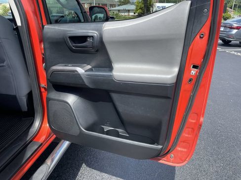 Used 2018 Toyota Tacoma SR5 AWD/4WD image 23