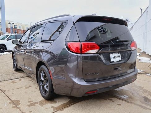 Used 2019 Chrysler Pacifica Touring-L Plus w/ S Appearance Package image 3