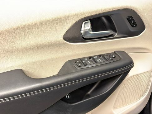 Used 2023 Chrysler Pacifica Touring-L FWD image 33