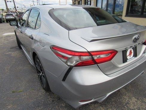 Used 2018 Toyota Camry SE w/ Moonroof Package FWD image 11