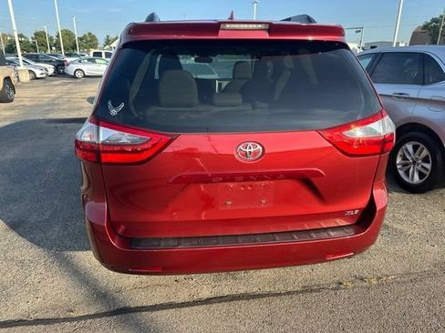 Used 2020 Toyota Sienna XLE w/ Carpet Mat Package FWD image 23