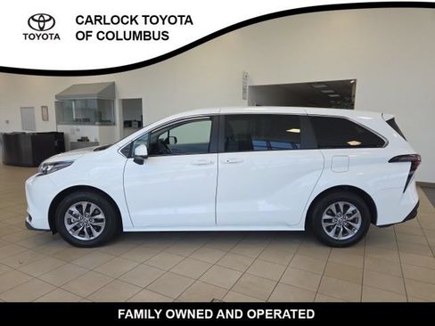Used 2026 Toyota Sienna LE FWD image 1
