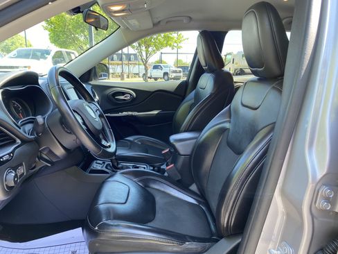 Used 2019 Jeep Cherokee Latitude Plus FWD image 16